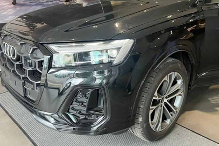 Bộ mâm hợp kim hai tông màu Audi Sport dạng chữ V có kích thước 22 inch giúp hoàn thiện ngoại hình của mẫu SUV hạng sang này. Nội thất của Audi Q7 sau nhiều lần tinh chỉnh giờ đây gần giống với người anh em Q8. Xe có nhiều chi tiết ốp màu bạc và đen bóng.