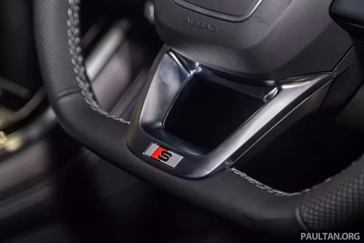 Sản sinh công suất tối đa 340 mã lực tại dải tua máy 5.200 -6.400 vòng/phút và mô-men xoắn cực đại 500 Nm tại dải tua máy 1.370 - 4.500 vòng/phút. Khác với Volkswagen Touareg, Audi Q7 được kết hợp với hệ thống mild hybrid 48 V, sử dụng máy phát điện tích hợp bộ đề dẫn động bằng dây đai giúp tắt máy khi trôi xe trong khoảng thời gian lên đến 40 giây với tốc độ từ 55 - 160 km/h.