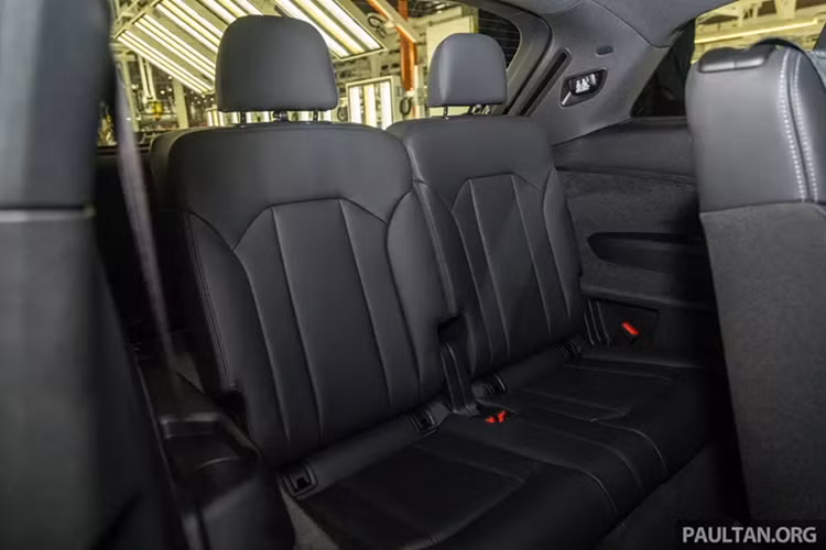 Tương tự ngoại thất, nội thất của xe cũng có gói S line, bổ sung vô lăng vát đáy, ghế thể thao bọc da Valcona chần bông có đủ tính năng chỉnh điện, sưởi, làm mát, nhớ vị trí và hỗ trợ thắt lưng chỉnh điện. Hàng ghế thứ hai gập 40:20:40 trong khi hàng ba gập 50:50.