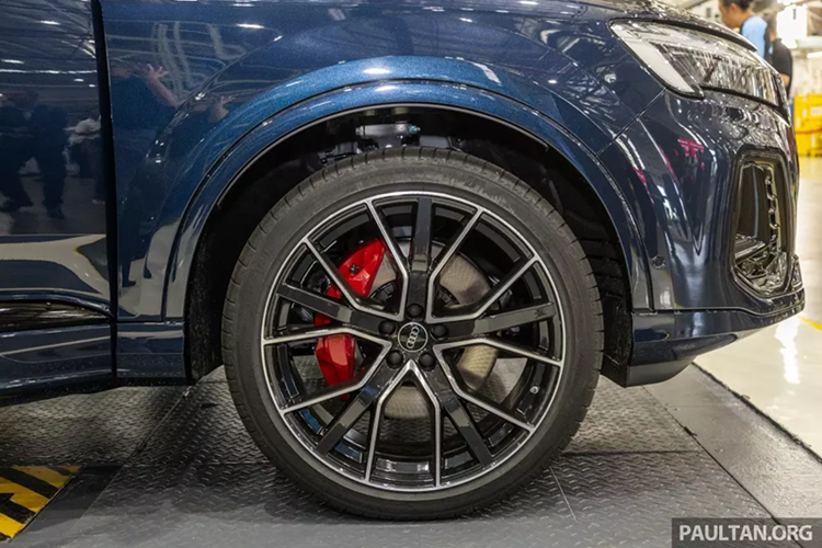 Do đó, sẽ không bất ngờ nếu Audi Q7 lắp ráp Malaysia về Việt Nam trong tương lai. Điều này sẽ giúp hạ giá bán của mẫu SUV hạng sang nhà Audi tại Việt Nam, tăng sức cạnh tranh với những đối thủ như Mercedes-Benz GLE hay BMW X5. Hiện Audi Q7 ở Việt Nam đang được nhập khẩu nguyên chiếc từ châu Âu với mức thuế cao.