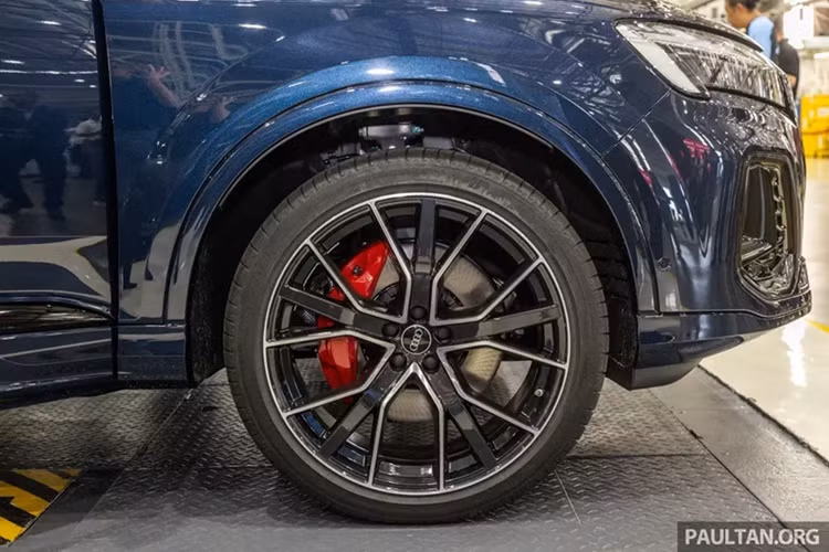 Do đó, sẽ không bất ngờ nếu Audi Q7 lắp ráp Malaysia về Việt Nam trong tương lai. Điều này sẽ giúp hạ giá bán của mẫu SUV hạng sang nhà Audi tại Việt Nam, tăng sức cạnh tranh với những đối thủ như Mercedes-Benz GLE hay BMW X5. Hiện Audi Q7 ở Việt Nam đang được nhập khẩu nguyên chiếc từ châu Âu với mức thuế cao.
