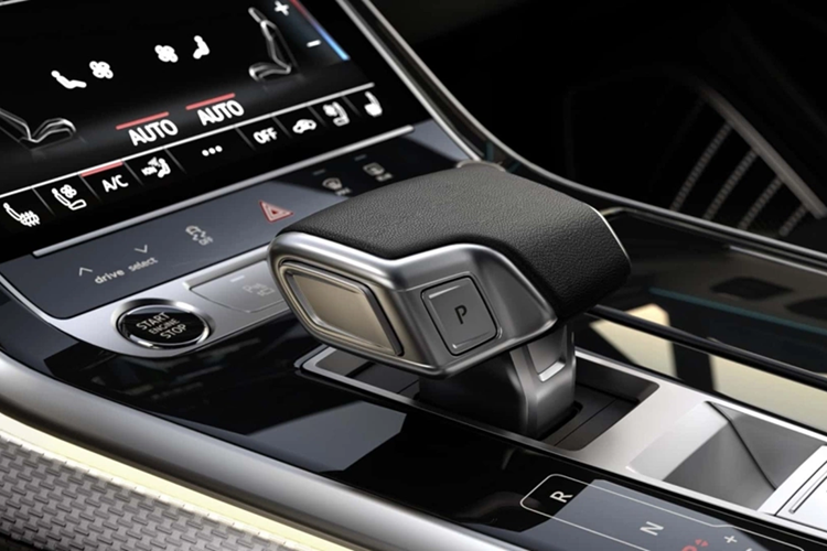 Không chỉ rẻ hơn phiên bản cũ, Audi Q7 tại Malaysia còn được nâng cấp về diện mạo với thiết kế đầu xe mới, đi kèm đèn pha sắc sảo hơn, bao gồm dải đèn LED định vị ban ngày kiểu “lông mày”. Thêm vào đó là lưới tản nhiệt Singleframe hình bát giác với mắt lưới hình lục giác thể thao và hốc hút gió nằm dọc ở hai bên. Đèn hậu OLED có thể tùy biến thiết kế ánh sáng theo sở thích.