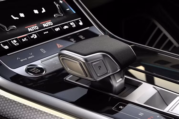 Không chỉ rẻ hơn phiên bản cũ, Audi Q7 tại Malaysia còn được nâng cấp về diện mạo với thiết kế đầu xe mới, đi kèm đèn pha sắc sảo hơn, bao gồm dải đèn LED định vị ban ngày kiểu “lông mày”. Thêm vào đó là lưới tản nhiệt Singleframe hình bát giác với mắt lưới hình lục giác thể thao và hốc hút gió nằm dọc ở hai bên. Đèn hậu OLED có thể tùy biến thiết kế ánh sáng theo sở thích.