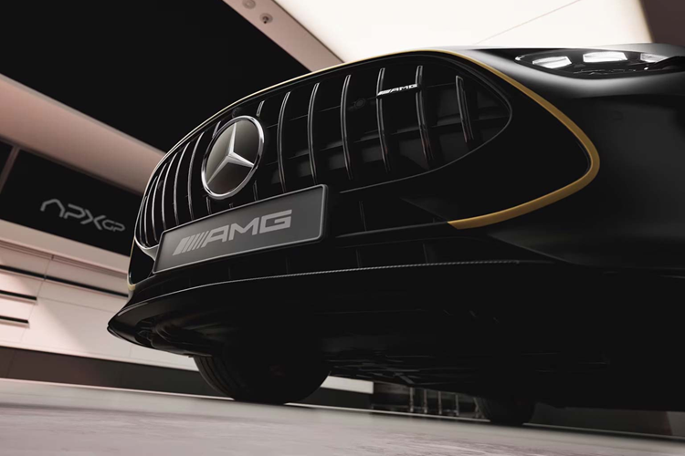 Màu vàng xuất hiện quanh lưới tản nhiệt, viền bộ khuếch tán sau và chắn bùn trước, dọc thân xe cũng có đường kẻ dài màu vàng. Họa tiết cờ ca-rô vàng trên chắn bùn trước tạo thêm sự bắt mắt, cùng với logo AMG màu vàng phía trước bánh sau.