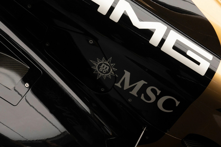 Gói AMG Extended Night bổ sung viền crôm đen cho lưới tản nhiệt, huy hiệu AMG, ngôi sao Mercedes phía sau và các huy hiệu đặc trưng, tạo vẻ ngoài tinh tế hơn. Nội thất với ghế bọc da nappa đen và da lộn microfiber với chỉ khâu vàng.