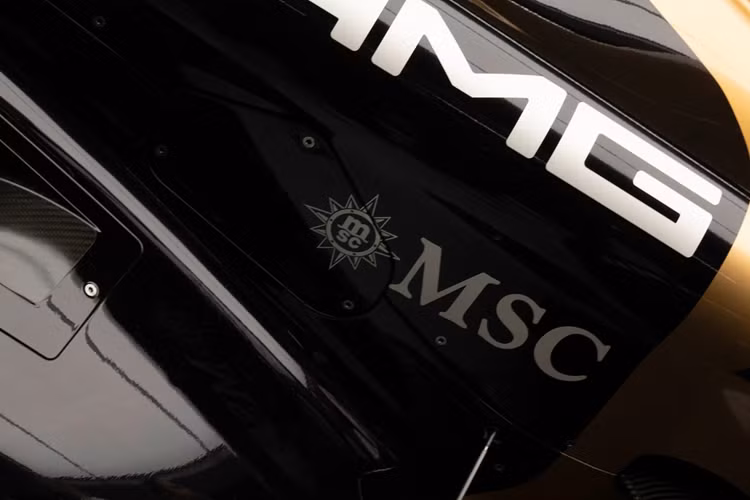 Gói AMG Extended Night bổ sung viền crôm đen cho lưới tản nhiệt, huy hiệu AMG, ngôi sao Mercedes phía sau và các huy hiệu đặc trưng, tạo vẻ ngoài tinh tế hơn. Nội thất với ghế bọc da nappa đen và da lộn microfiber với chỉ khâu vàng.