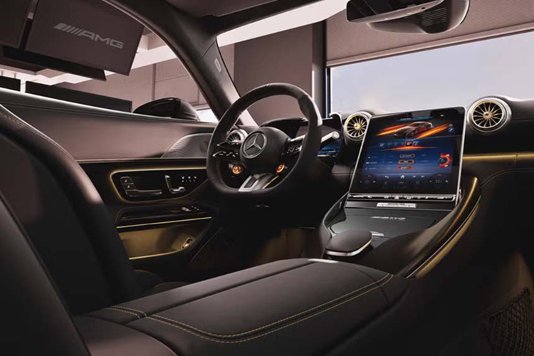 Cửa cốp có thiết kế độc đáo với các đường nét phức tạp, dường như tạo thành chữ APXGP. Bộ mâm AMG kích thước 21 inch cũng được phủ lớp sơn mờ Race Gold, trong khi phanh gốm-carbon được sơn đen.