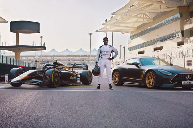 Có nhiều viền carbon màu vàng và chỉ khâu vàng xuất hiện trên vô-lăng AMG Performance tích hợp sưởi, bảng điều khiển, ốp cửa và bệ tỳ tay trung tâm, bệ cửa có logo AMG phát sáng màu vàng. Mercedes-AMG GT63 APXGP Edition trang bị hệ thống âm thanh vòm 15 loa Burmester và hệ thống dữ liệu AMG Track Pace. Các trang bị tiêu chuẩn khác bao gồm: hệ thống nâng trục trước và bạt phủ xe AMG...