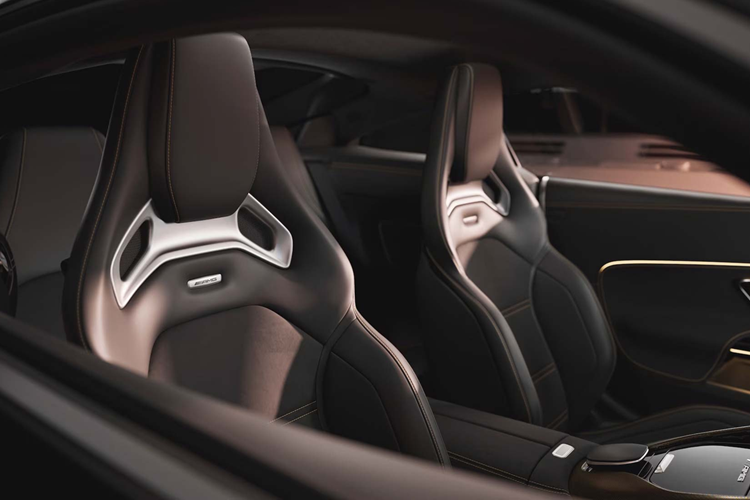 Phiên bản đặc biệt này đi kèm gói AMG Carbon Fiber và AMG Aerodynamics, bao gồm: cánh lướt gió trước, viền hông, bộ khuếch tán sau và cánh gió cố định phía sau bằng sợi carbon, mang phong cách đua xe thể thao.