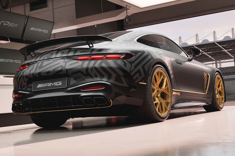 Chưa có thông tin về giá xe Mercedes-AMG GT63 APXGP Edition 2026 này, nhưng APXGP Edition là mẫu xe sản xuất giới hạn 52 chiếc trên toàn cầu. Giá dự kiến sẽ cao hơn đáng kể so với mức giá GT63 tiêu chuẩn là 191.550 USD (quy đổi 4,98 tỷ đồng).