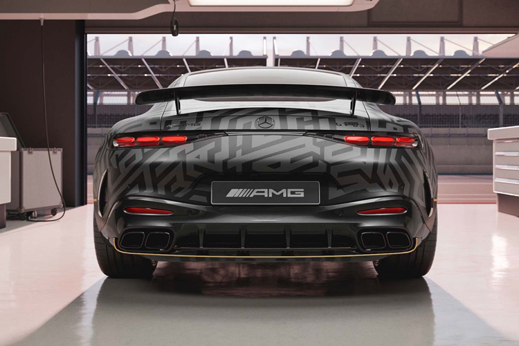 Trong phim F1, Brad Pitt vào vai một cựu tay đua trở lại thi đấu cùng một tài năng trẻ do Damson Idris thủ vai. Bộ phim còn có sự xuất hiện của các diễn viên đoạt giải Oscar như Javier Bardem và Kerry Condon. Bộ phim F1 sẽ công chiếu tại Bắc Mỹ từ ngày 27/6.