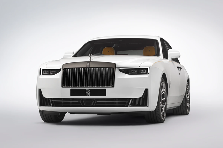 Rolls-Royce Ghost Series II: Tại thời điểm ra mắt, thương hiệu xe siêu sang đến từ Anh Quốc đã giới thiệu 3 phiên bản: Ghost Series II, Ghost Extended Series II và Black Badge Ghost Series II. Xe có giá khởi điểm khoảng 35 tỷ đồng cho phiên bản tiêu chuẩn, và lên đến 40 tỷ đồng cho phiên bản thể thao Black Badge.