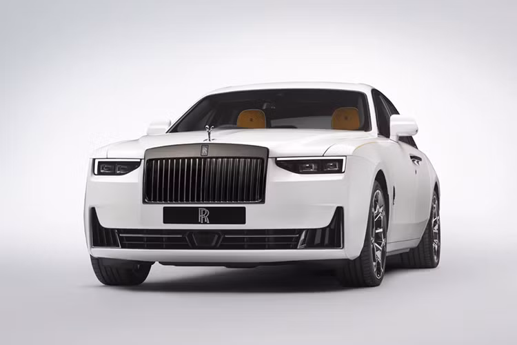Rolls-Royce Ghost Series II: Tại thời điểm ra mắt, thương hiệu xe siêu sang đến từ Anh Quốc đã giới thiệu 3 phiên bản: Ghost Series II, Ghost Extended Series II và Black Badge Ghost Series II. Xe có giá khởi điểm khoảng 35 tỷ đồng cho phiên bản tiêu chuẩn, và lên đến 40 tỷ đồng cho phiên bản thể thao Black Badge.