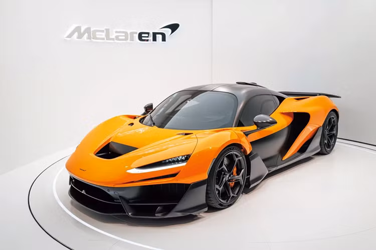 McLaren W1: Cùng với Ferrari F80, McLaren W1 được kỳ vọng sẽ hồi sinh “Holy Trinity” (Bộ 3 Thần Thánh), vốn bao gồm McLaren P1, Ferrari LaFerrari và Porsche 918 Spyder. Siêu xe này được trang bị động cơ V8 twin-turbo và động cơ điện phụ trợ có sức mạnh tối đa 1.275 mã lực. Chỉ có 399 chiếc được sản xuất với giá từ 2,1 triệu USD.