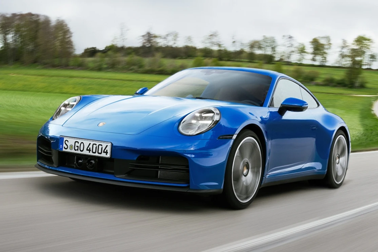 Porsche 911: Bản facelift của Porsche 992.2 GTS được bổ sung cơ cấu T-Hybrid, gồm động cơ boxer 6 xy-lanh 3.6L tăng áp, động cơ điện tích hợp trong hộp số 8 cấp PDK và bộ tăng áp điều khiển điện. Điều này giúp chiếc Porsche 911 Hybrid có công suất tổng hợp lên đến 541 mã lực và mô-men xoắn 610 Nm.