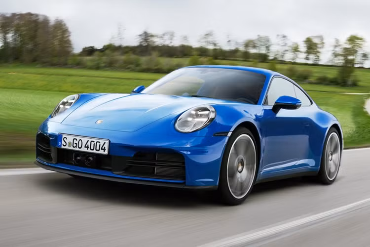 Porsche 911: Bản facelift của Porsche 992.2 GTS được bổ sung cơ cấu T-Hybrid, gồm động cơ boxer 6 xy-lanh 3.6L tăng áp, động cơ điện tích hợp trong hộp số 8 cấp PDK và bộ tăng áp điều khiển điện. Điều này giúp chiếc Porsche 911 Hybrid có công suất tổng hợp lên đến 541 mã lực và mô-men xoắn 610 Nm.