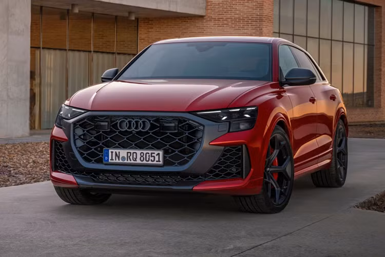 Audi RS Q8: Phiên bản hiệu năng cao Audi RS Q8 có thể được xem là sự lựa chọn hợp lý về mặt tài chính so với Porsche Cayenne Turbo GT hay Lamborghini Urus. Khối động cơ V8 từ RS Q8 performance có sức mạnh 640 mã lực.