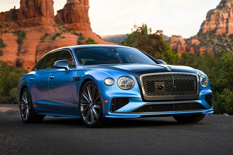 Bentley Flying Spur: Thế hệ thứ 4 của mẫu sedan siêu sang cũng được trang bị công nghệ Ultra Performance Hybrid, đi kèm những trang bị tiện nghi cao cấp ở cả 2 hàng ghế.