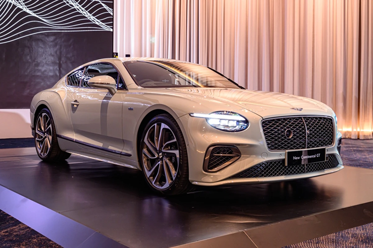Bentley Continental GT: Thế hệ mới của mẫu grand tourer hạng sang Bentley Continental GT/GTC Speed không tùy chọn động cơ W12 mà thay vào đó là công nghệ Ultra Performance Hybrid V8 hoàn toàn mới với sức mạnh 782 mã lực.