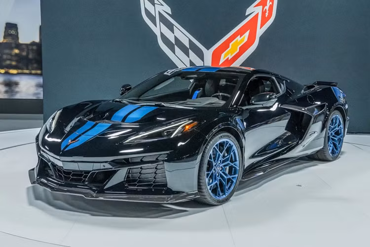 Chevrolet Corvette ZR1: Huyền thoại Corvette ZR1 tiếp tục trở lại với thế hệ thứ 8 cùng hiệu suất đáng nể. Cụ thể, mặc dù không có sự trợ giúp của hệ thống động cơ điện, khối động cơ V8 twin-turbo 5.5L có sức mạnh tối đa 1.079 mã lực.