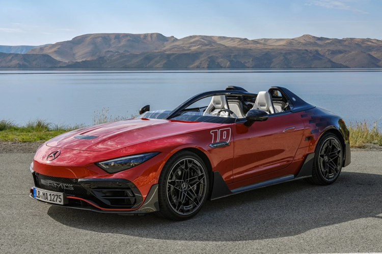 Mercedes-AMG PureSpeed: Là siêu phẩm đầu tiên của Mythos Series, Mercedes-AMG PureSpeed sở hữu phong cách speedster không kính chắn gió. Xe vẫn sử dụng động cơ động cơ V8 Biturbo 4.0L mạnh 585 mã lực. Mức giá của mẫu siêu xe giới hạn 250 chiếc này không được tiết lộ.