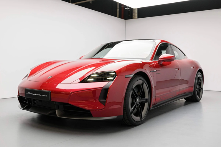 Porsche Taycan: Dải sản phẩm thuần điện của Porsche được củng cố thêm bởi sự góp mặt của chiếc Taycan phiên bản nâng cấp giữa vòng đời. Phiên bản cao cấp nhất Taycan Turbo GT có thể đạt công suất 1.108 mã lực.