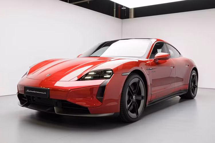 Porsche Taycan: Dải sản phẩm thuần điện của Porsche được củng cố thêm bởi sự góp mặt của chiếc Taycan phiên bản nâng cấp giữa vòng đời. Phiên bản cao cấp nhất Taycan Turbo GT có thể đạt công suất 1.108 mã lực.