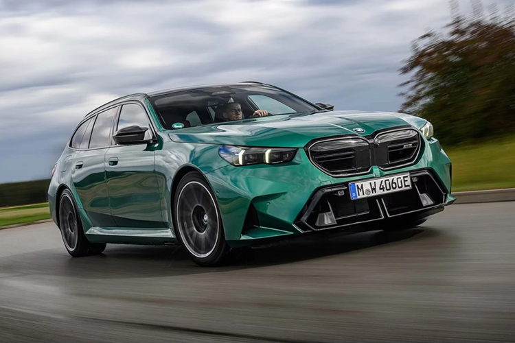 BMW M5 Touring: Là một trong những mẫu xe được các "dân chơi" đón chờ nhất năm 2024, BMW M5 Touring vẫn mang đến thiết kế đặc trưng vốn làm nên tên tuổi thương hiệu. Với động cơ V8 PHEV, sức mạnh của mẫu wagon hiệu năng cao này lên đến 725 mã lực, tuy nhiên khối lượng lên đến 2.475 kg.