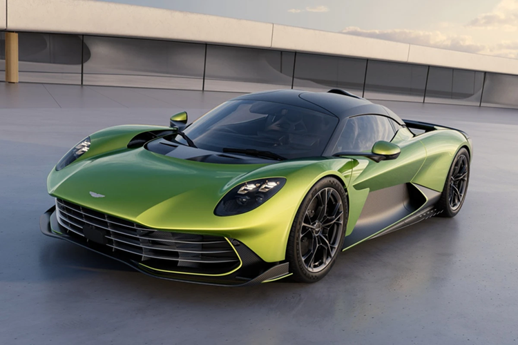 Aston Martin Valhalla: Trong khi chiếc Porsche Mission X mới vẫn chưa được giới thiệu phiên bản thương mại, Aston Martin Valhalla được xem là sự thay thế xứng tầm cho "Holy Trinity". Với động cơ V8 twin-turbo 4.0L và cơ cấu PHEV, sức mạnh của siêu xe này lên đến 1.079 mã lực. Chỉ có 999 chiếc được lắp ráp thủ công.