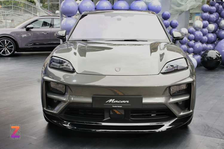 Porsche Macan Electric: Đón đầu xu thế xanh hóa, Porsche đã giới thiệu phiên bản thuần điện Macan vào đầu năm 2024. Mẫu SUV cỡ nhỏ này được giới thiệu tại nhiều thị trường, trong đó có Việt Nam với mức giá từ 3,348 tỷ đồng. Đây là bước khởi đầu để Porsche ra mắt chiếc Cayenne Electric cũng như mẫu SUV cỡ lớn mang mật danh K1.