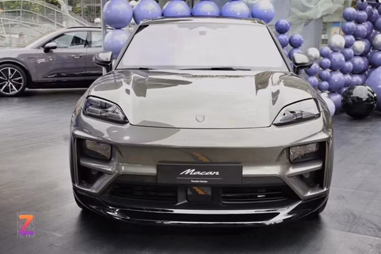 Porsche Macan Electric: Đón đầu xu thế xanh hóa, Porsche đã giới thiệu phiên bản thuần điện Macan vào đầu năm 2024. Mẫu SUV cỡ nhỏ này được giới thiệu tại nhiều thị trường, trong đó có Việt Nam với mức giá từ 3,348 tỷ đồng. Đây là bước khởi đầu để Porsche ra mắt chiếc Cayenne Electric cũng như mẫu SUV cỡ lớn mang mật danh K1.