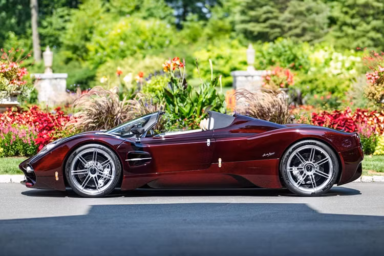 Pagani Utopia Roadster: Phiên bản mui trần của chiếc Utopia được sản xuất với số lượng giới hạn 130 chiếc toàn cầu cùng mức giá từ 3,4 triệu USD. Thay vì nâng cấp hiệu suất như với Zonda hay Huayra, chiếc Utopia Roadster vẫn chia sẻ động cơ V12 twin-turbo 6.0L của bản coupe với công suất 864 mã lực.