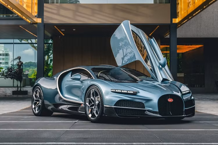 Bugatti Tourbillon: Thay thế cho Chiron, Bugatti Tourbillon không còn được trang bị động cơ W16 đặc trưng. Thay vào đó, khối động cơ V16 hút khí tự nhiên kết hợp công nghệ hybrid cho ra công suất lên đến 1.800 mã lực. Bugatti chỉ sản xuất giới hạn 250 chiếc với giá khởi điểm từ 4,1 triệu USD.