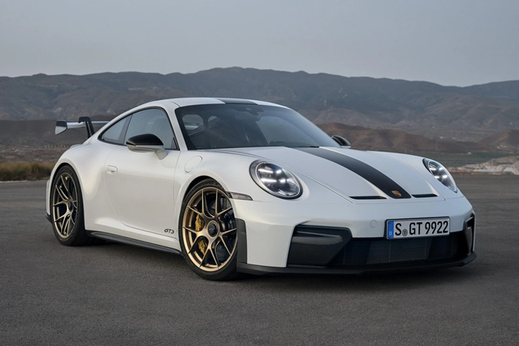 Porsche 911 GT3: Tương tự bản facelift cho 911 Carrera đã được giới thiệu trong tháng 5, phần đầu của 911 GT3 được tinh chỉnh sắc nét hơn ở hốc gió và cánh gió gầm, giúp tối ưu tính khí động học. Tuy nhiên, động cơ boxer 6 xy-lanh hút khí tự nhiên 4.0L vẫn giữ nguyên công suất 510 mã lực.