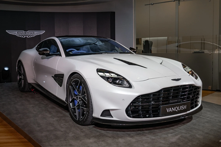 Aston Martin Vanquish: Là biểu tượng của tốc độ, Aston Martin Vanquish đã trở lại sau 6 năm dừng sản xuất. Thương hiệu đến từ Anh Quốc vẫn trung thành với cơ cấu động cơ V12 có sức mạnh lên đến 835 mã lực.