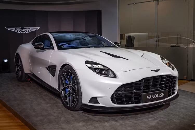 Aston Martin Vanquish: Là biểu tượng của tốc độ, Aston Martin Vanquish đã trở lại sau 6 năm dừng sản xuất. Thương hiệu đến từ Anh Quốc vẫn trung thành với cơ cấu động cơ V12 có sức mạnh lên đến 835 mã lực.