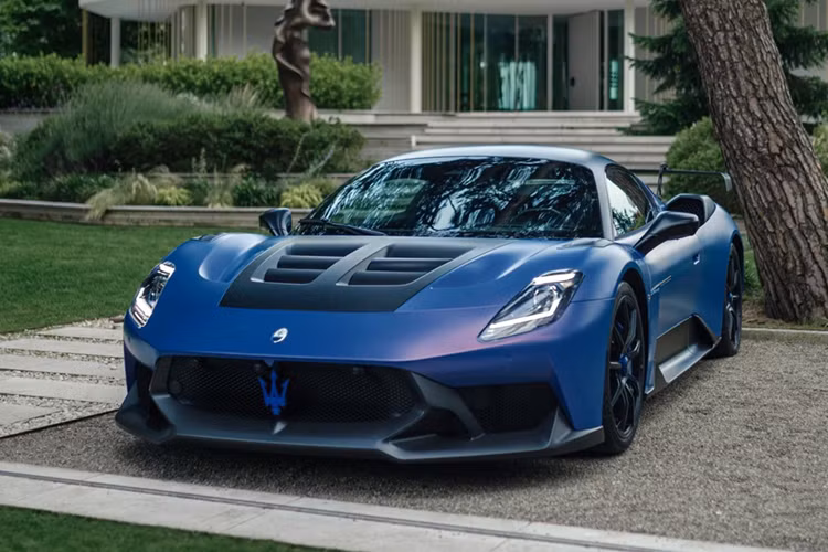 Maserati GT2 Stradale: Được xem là phiên bản đường phố của mẫu xe đua Maserati GT2, GT2 Stradale nhẹ hơn phiên bản tiêu chuẩn MC20 khoảng 60 kg, trong khi công suất chỉ tăng thêm 10 mã lực, đạt mức 640 mã lực.