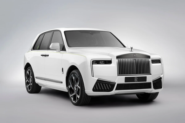 Rolls-Royce Cullinan Series II: Mẫu SUV siêu xe đến từ Anh Quốc sở hữu ngôn ngữ thiết kế mới tương đồng với đàn anh Phantom. Tuy nhiên, hiệu suất vận hành của động cơ V12 vẫn không có sự thay đổi. Xe có giá từ 36,7 tỷ đồng tại Việt Nam.