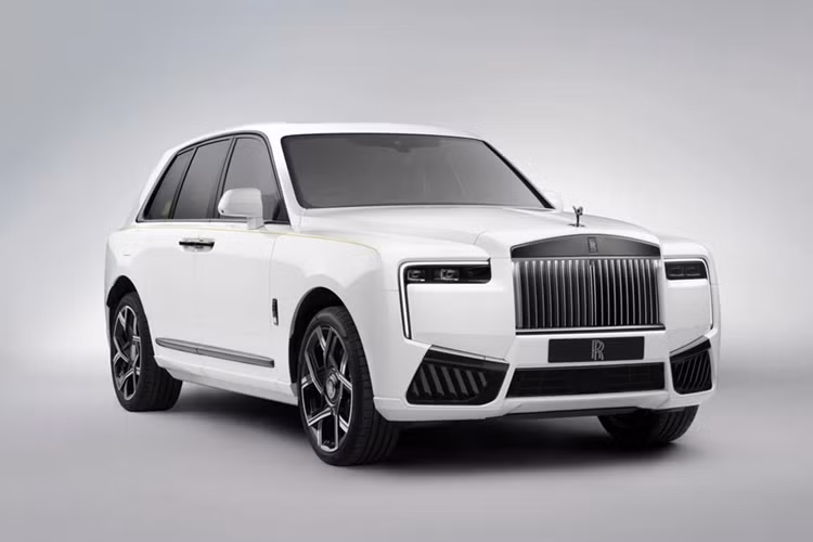 Rolls-Royce Cullinan Series II: Mẫu SUV siêu xe đến từ Anh Quốc sở hữu ngôn ngữ thiết kế mới tương đồng với đàn anh Phantom. Tuy nhiên, hiệu suất vận hành của động cơ V12 vẫn không có sự thay đổi. Xe có giá từ 36,7 tỷ đồng tại Việt Nam.