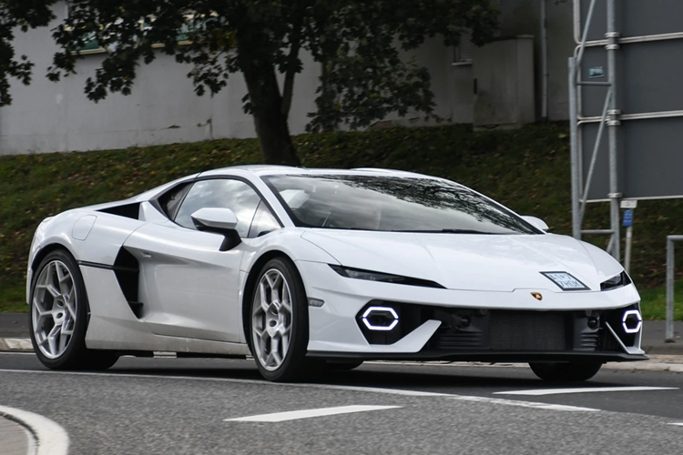 Lamborghini Temerario: Siêu xe nhập môn của Lamborghini đã chuyển sang động cơ V8 hybrid, công suất tối đa 920 mã lực. Cùng với Revuelto và Urus S, Temerario đã hoàn tất dải sản phẩm theo hướng điện khí hóa của thương hiệu từ Italy.