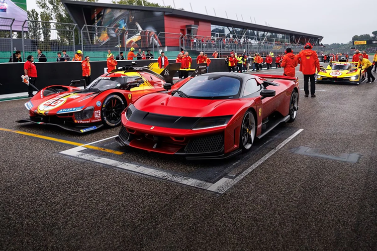Ferrari F80: Được mong chờ nhất chính là Ferrari F80 - hậu duệ của siêu phẩm LaFerrari vốn ra mắt từ năm 2013. Mẫu xe này sở hữu công nghệ động cơ hybrid từ chiếc Ferrari 499P, nhà vô địch của chặng đua 24 Hours of Le Mans trong 2 năm liên tiếp. Tổng công suất của F80 lên đến 1.200 mã lực. Theo kế hoạch, chỉ có 799 chiếc Ferrari F80 được sản xuất với mức giá từ 3,9 triệu USD.