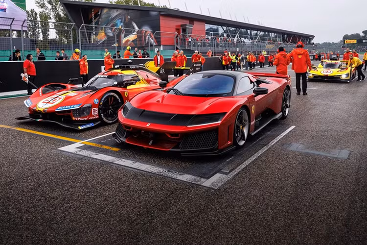 Ferrari F80: Được mong chờ nhất chính là Ferrari F80 - hậu duệ của siêu phẩm LaFerrari vốn ra mắt từ năm 2013. Mẫu xe này sở hữu công nghệ động cơ hybrid từ chiếc Ferrari 499P, nhà vô địch của chặng đua 24 Hours of Le Mans trong 2 năm liên tiếp. Tổng công suất của F80 lên đến 1.200 mã lực. Theo kế hoạch, chỉ có 799 chiếc Ferrari F80 được sản xuất với mức giá từ 3,9 triệu USD.