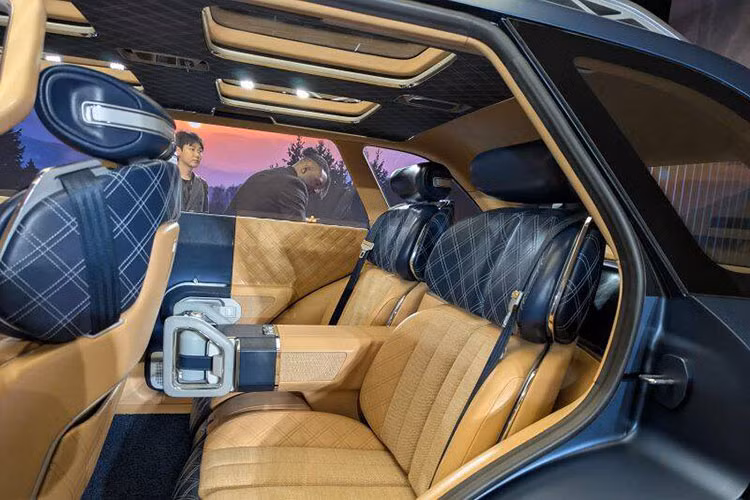 Trái ngược với thiết kế ngoại thất hiện đại, khoang nội thất của X Gran Equator lại gây ấn tượng với phong cách hoài cổ, lấy cảm hứng từ những chiếc đồng hồ analog truyền thống. Thay vì một màn hình giải trí trung tâm lớn như thường thấy, xe được trang bị bốn màn hình tròn đặt ở giữa bảng táp-lô.