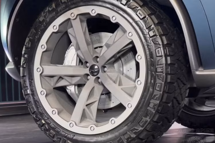 Đặc biệt, khoảng cách dài giữa trục bánh trước và mép ca-pô gợi liên tưởng đến những mẫu xe sang cổ điển châu Âu. Không có lưới tản nhiệt truyền thống phía trước, X Gran Equator nhiều khả năng là mẫu xe thuần điện.