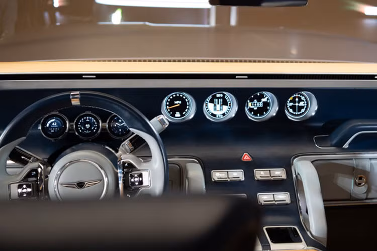 Phần cản trước tích hợp thêm hệ thống đèn hỗ trợ tầm nhìn ban đêm, trong khi phía sau nổi bật với cửa cốp chia đôi theo phương ngang, mang lại cảm giác tối giản nhưng tinh tế. Các chi tiết ốp nhựa ở hốc bánh và cản va được thiết kế khéo léo, tăng độ bền mà không làm giảm đi vẻ sang trọng tổng thể.