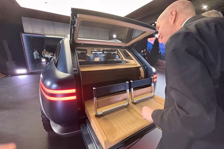 Các màn hình này có thể tùy chỉnh nội dung hiển thị và kết hợp với cụm đồng hồ kỹ thuật số ba vòng mang đậm phong cách retro. Thiết kế bảng điều khiển trung tâm cũng đi theo hướng cơ học, với hàng loạt nút bật tắt dạng gạt kích thước lớn, gợi nhớ đến bảng điều khiển máy bay.