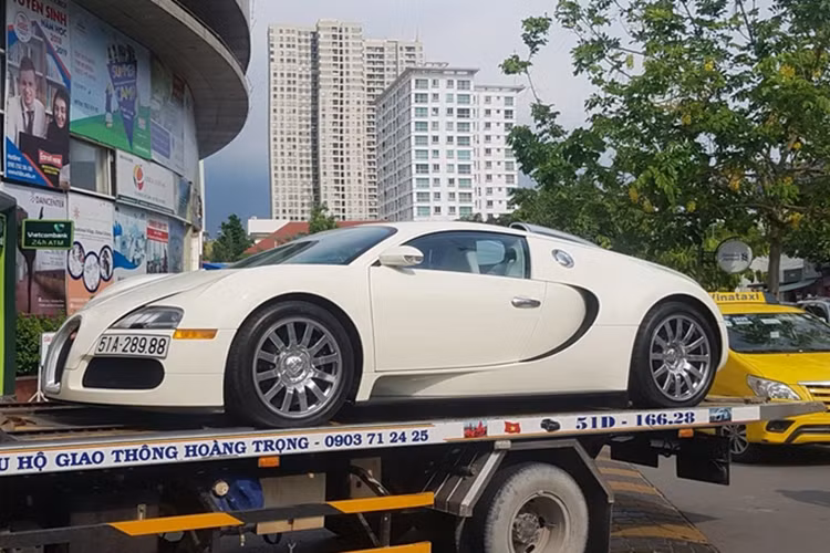 Dấu ấn thứ 3 cũng chỉ có thể là "Qua" Vũ mới dám sơn lại ngoại thất xe Bugatti Veyron, nguyên bản xe có 2 màu trắng và đỏ, nhưng khi mua xe, doanh nhân này yêu cầu sơn lại thành 1 màu trắng, thợ Việt tự thực hiện các công đoạn pha màu đến sơn xe.