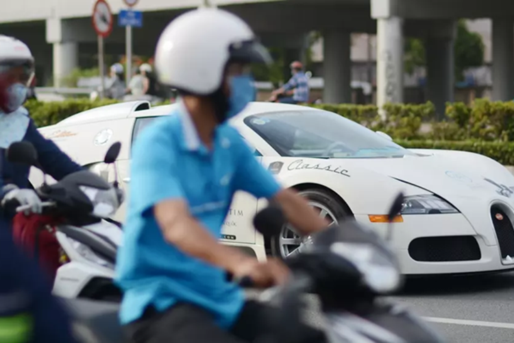 Gần 4 năm bên Minh Nhựa, chiếc Bugatti Veyron chỉ được lái ra đường không quá 20 lần, và cuộc đời của bom tấn sang trang mới khi bị chủ nhân bán cho 1 showroom, mà sau gần 2 năm, siêu phẩm này mới tìm thấy người chủ mới, 1 doanh nhân nổi tiếng với thú vui mua xe không quan tâm về giá.