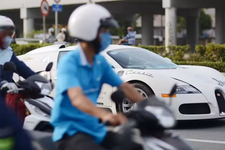 Gần 4 năm bên Minh Nhựa, chiếc Bugatti Veyron chỉ được lái ra đường không quá 20 lần, và cuộc đời của bom tấn sang trang mới khi bị chủ nhân bán cho 1 showroom, mà sau gần 2 năm, siêu phẩm này mới tìm thấy người chủ mới, 1 doanh nhân nổi tiếng với thú vui mua xe không quan tâm về giá.