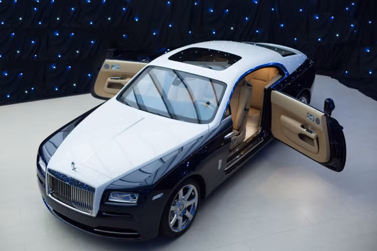 Xe siêu sang Rolls-Royce Wraith sử dụng khối động cơ V12, dung tích 6.6 lít, sản sinh công suất tối đa 623 mã lực tại vòng tua máy 5.600 vòng/phút và mô-men xoắn cực đại đạt 800 Nm tại dải vòng tua máy 1.500 – 5.500 vòng/phút.